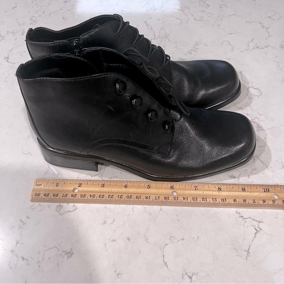 LIZ BAKER Leather Button Ankle Boots Size 6 NWOB - Picture 13 of 14